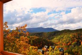 Gatlinburg - Pigeon Forge Cabin | Abundant Romance (Black Bear Ridge Resort)