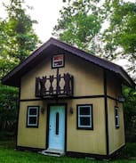 West Livingston Cabin | The Castle Guesthouse at Lake Livingston Village