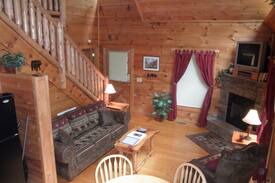 Gatlinburg - Pigeon Forge Cabin | KOZY BEAR KORNER--Rustic/Romantic-Pri/HTub/Arcade