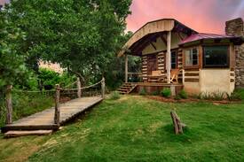 Fredericksburg Cabin | Swiss Log Cabin ZUG at Barons CreekSide Resort