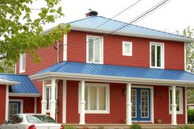 Rimouski-Neigette House | Maison rouge au toit bleu