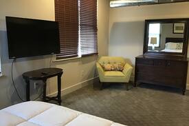 Avondale Apartment | The "Inn on Forest" Children's Hospital B7