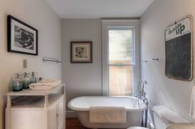 Greater Heights Bed & Breakfast | Uphouse Manor B&B - London Fog Room