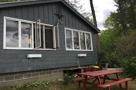 Fiskdale Cabin | Charming Lakefront Cottage on Big Alum Lake