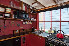 Westlake Boat Rental | Sugar Shack Houseboat on Lake Union