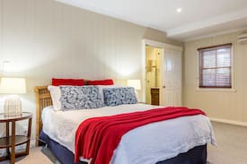 Greenslopes Apartment | Greenslopes Private Hospital garden flat