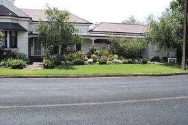 Penola House | Travellers Rest B & B- Cottage 2 min walk to town