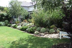 Penola House | Travellers Rest B & B- Cottage 2 min walk to town