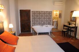 Mazan Bed & Breakfast | Le Jardin de Mazan ; chambre Musée