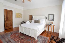 Mobile Apartment | [CV19 SANITIZED] Mariners Mainstay Eclectic Loft