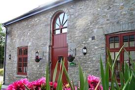 Llandovery House | Merlin Stable Cottage (with hot tub available*)