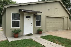 Raytown Apartment | The Carriage House - Kansas City Area