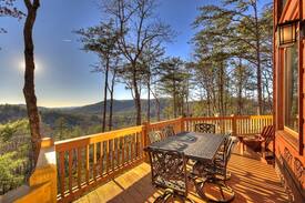 Blue Ridge Villa | Gorgeous Misty Mountain Lodge - Blue Ridge, GA