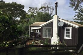 South Head Cabin | Fig Tree Cottage-spectacular harbour/ rural views.