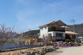 Mungyeong Cabin | 문경석촌민박(단독2층 주택 독채) 기본4명. 12~15명 가마솥 백숙 원하실 경우세팅해드림