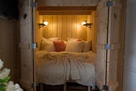 Zuid-Scharwoude Cabin | Tiny House aan vaarwater, Alkmaar, Strand, Bergen.