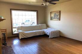 San Leandro House | Clean room in San Leandro