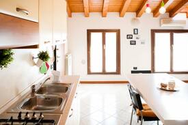 Ghedi Apartment | Appartamento mansardato con travi in legno