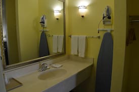 Fort Worth Hotel | Hotel Room with Jacuzzi (Scottish Inn)