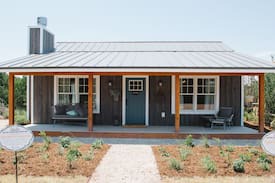 Stillwater House | The Nest - Luxury Cottage in Charming Locale