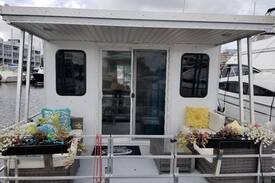 Thompson Square - Bunker Hill Boat Rental | Charlestown houseboat, walk to Boston attractions