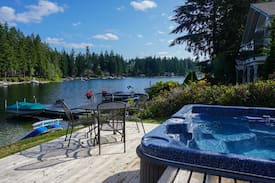 Grapeview Cabin | Lakefront Mason Lake home- glamping in a cabin!
