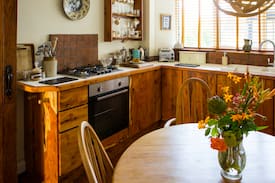 Kendal Cabin | La'al Yam - an Arts and Crafts cottage in Kendal