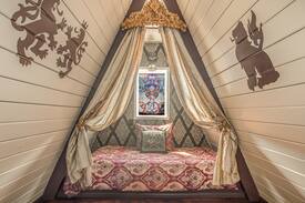 Ocean Shores Cabin | Medieval 2-story Villa Near Beach