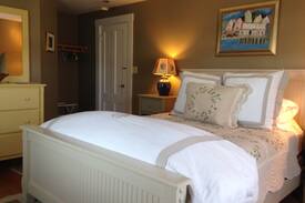 Kingfield Bed & Breakfast | Brackley Farm Room - Mountain Village Farm Bed & Breakfast