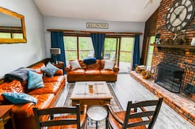 Central Vermont- Killington Villa | Kingsbrook: Chalet w Sauna, Fireplace, Hot Tub!