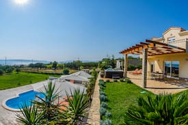 Kastel Kambelovac Villa | Villa Jelena with heated pool