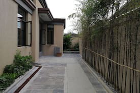Tengchong County House | 出自苏轼《于潜僧绿筠轩》” 宁可食无肉,不可居无竹。也因院内种植紫竹而得名。