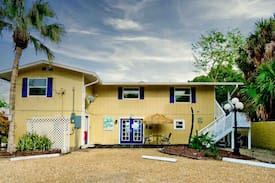 Englewood Villa | Waterfront “Paradise Bay” suite at blue island inn