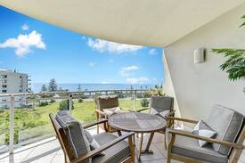 Redcliffe Apartment | Seacliffe Mansions - Water views + roof top area