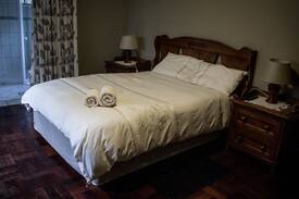 Lyttelton Manor House | En-suit 300m from Unitas Hospital Free WIFI