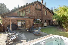 Tofino House | Brick House: steps away from the beach!