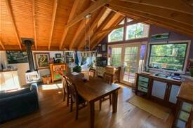 St. Georges Basin House | Shell's Treetop Bungalow Jervis Bay