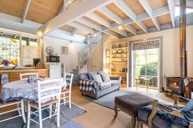 Arthurs Seat House | Bluestone cottage sleeps 3