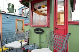 Westlake Boat Rental | Sugar Shack Houseboat on Lake Union