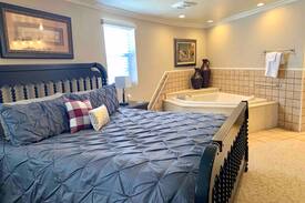 Tinnie Villa | King Suite at Historic Tinnie Silver Dollar