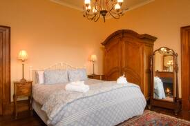 Hollow Tree Bed & Breakfast | Heritage king room Rathmore House, Hollow Tree