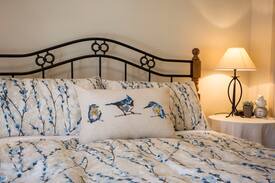 Daylesford Cabin | Aveley Cottage | Walk to town | Air Con |