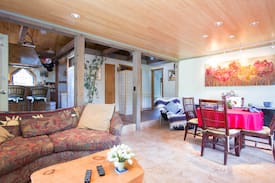 Calverton House | Quiet Canoe Lake Cottage getaway