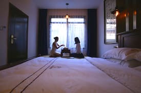 Fenghuang Hotel | 西原民宿 . 他们最幸福(情侣豪华大床房带浴缸,有小四合院)
