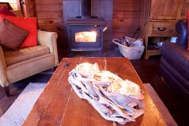 Sainte-Cecile de Masham Cabin | Lakeside Cozy Bear Cabin