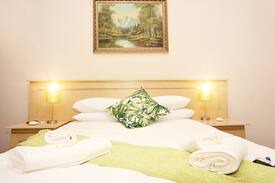 Komani House | Belle Vue Bed and Breakfast Mountain View