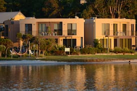Kalimna House | Waterfront Luxury- Clara Cove Unit 2, Sleeps 6