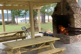 Hattiesburg Villa | Lakeside pavilion:acreage, fishing Pier and Kayaks