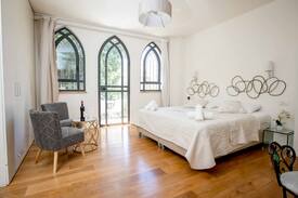 Nachlaot Apartment | The Nachlaot Pearl /King David room