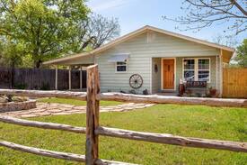 Kerrville Cabin | Dos Vaqueros Cottage - By the River Trail